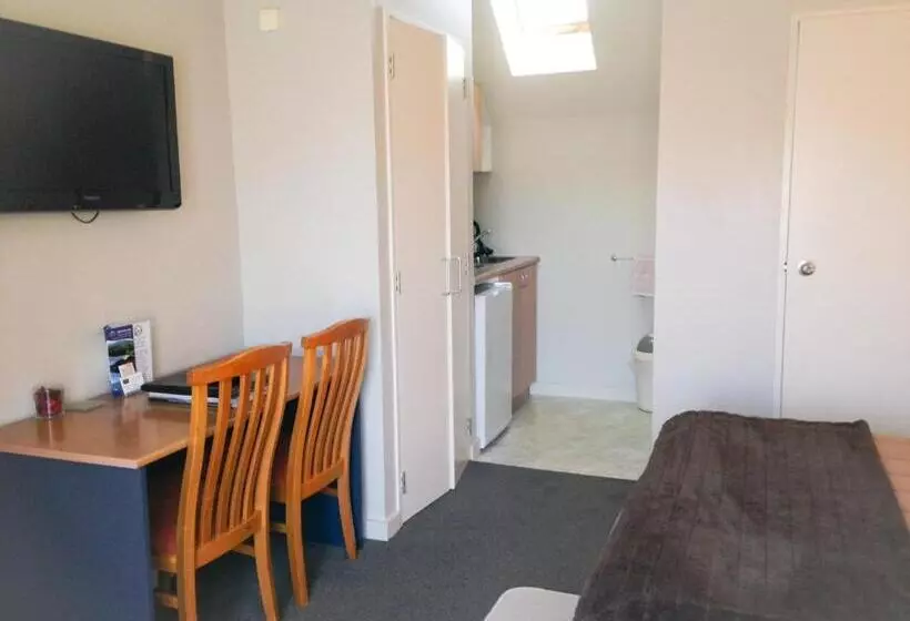 Bush Inn Court Motel