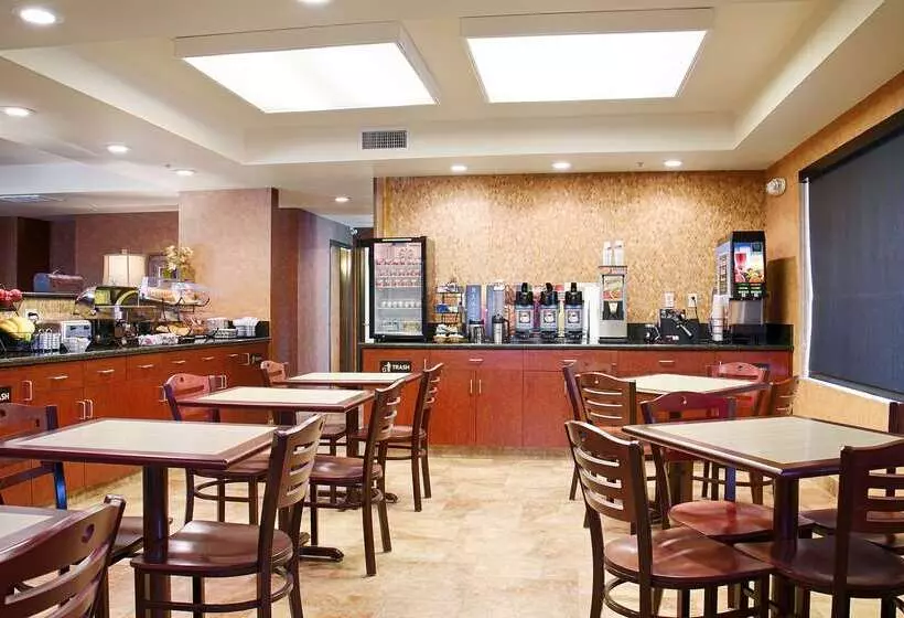 Отель Best Western Exeter Inn & Suites