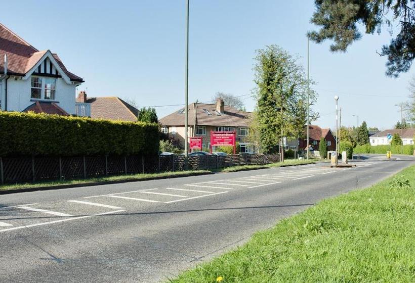 Hotel Cumberland House Gatwick B & B