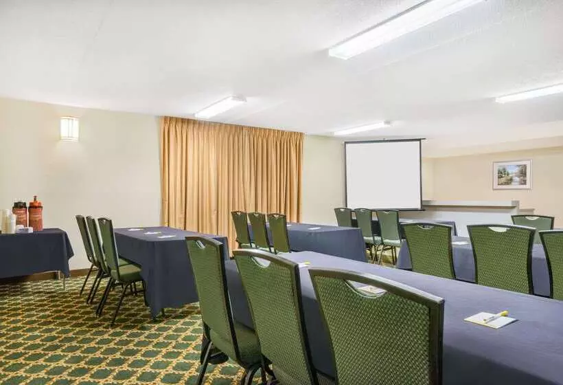Hotelli Days Inn By Wyndham Indianapolis Northeast