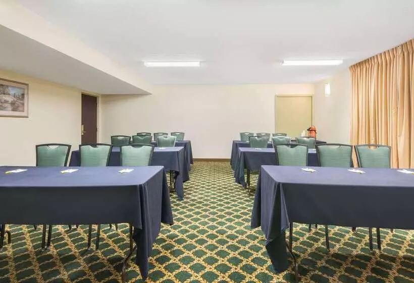 Hotelli Days Inn By Wyndham Indianapolis Northeast