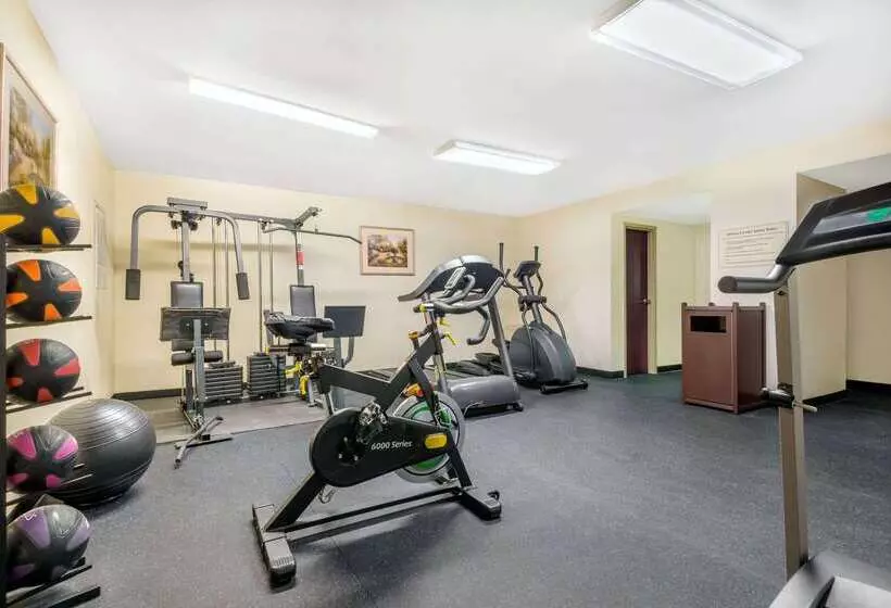 Hotelli Days Inn By Wyndham Indianapolis Northeast