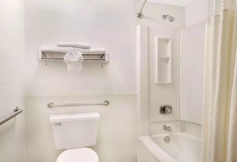 Hotelli Days Inn By Wyndham Indianapolis Northeast