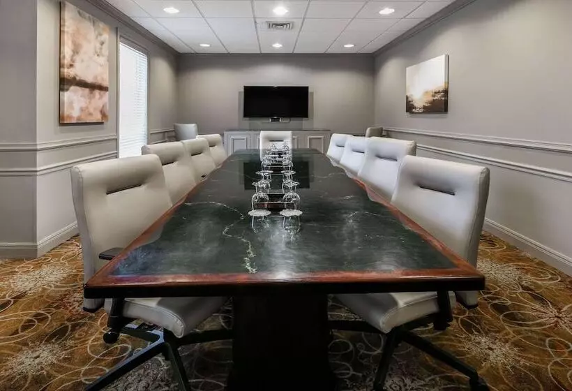 هتل Richmond Inn & Suites Trademark Collection By Wyndham