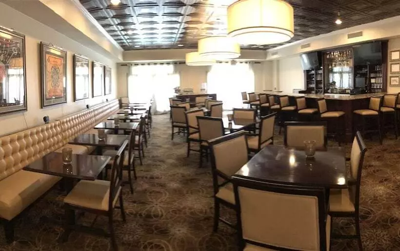 هتل Richmond Inn & Suites Trademark Collection By Wyndham