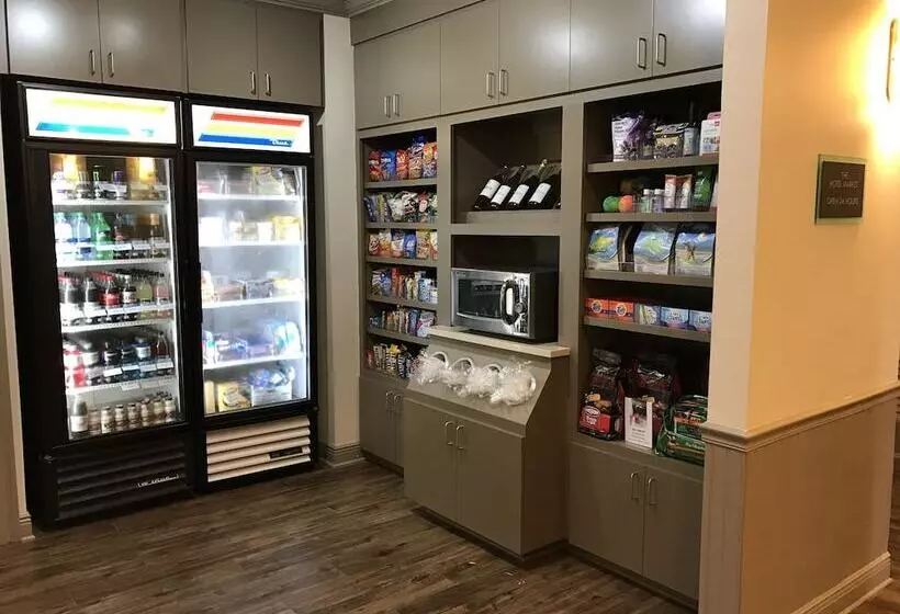 هتل Richmond Inn & Suites Trademark Collection By Wyndham