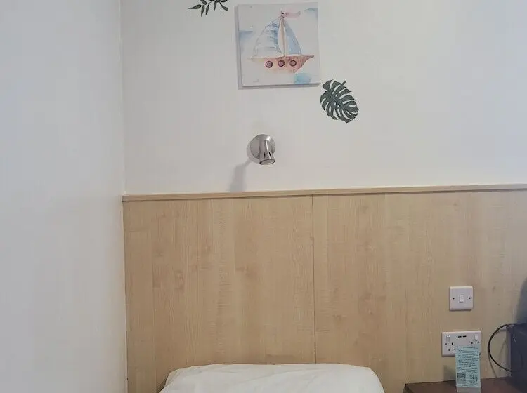 هتل The Gatwick White House