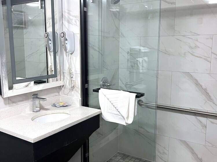 هتل Lotus Blu Inn & Suites