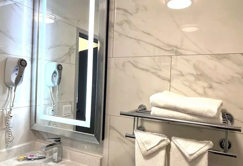 Hotelli Lotus Blu Inn & Suites