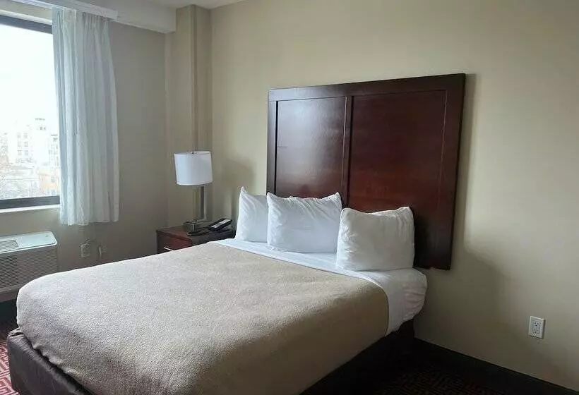 Hotelli Lotus Blu Inn & Suites