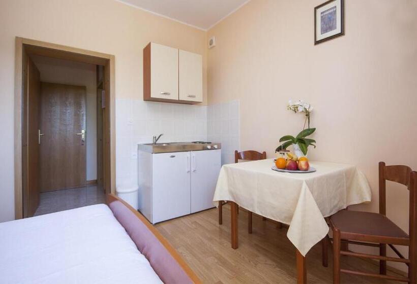 膳宿费 Apartments & Rooms Mikelin