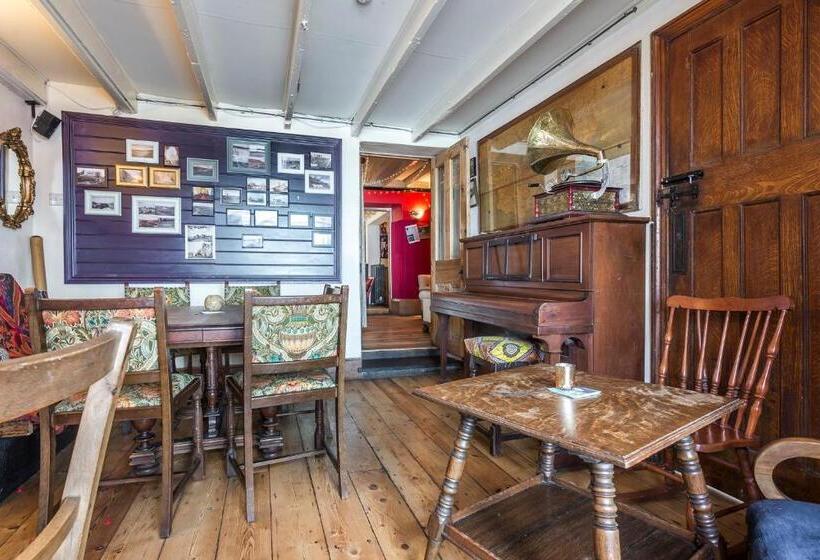 Manorbier Castle Inn Bay Room