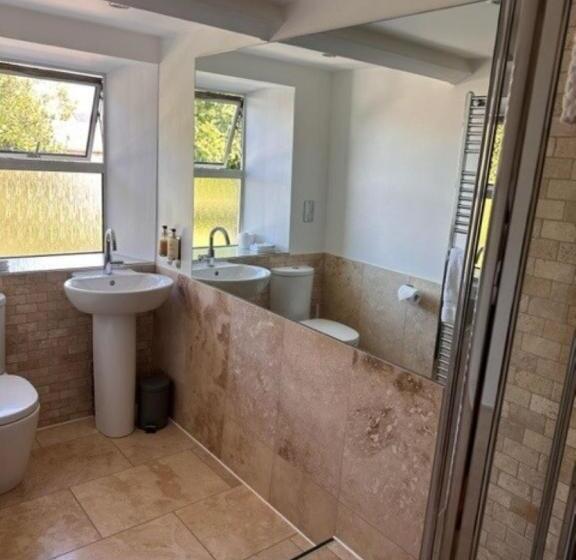 مبيت وإفطار Walltree House