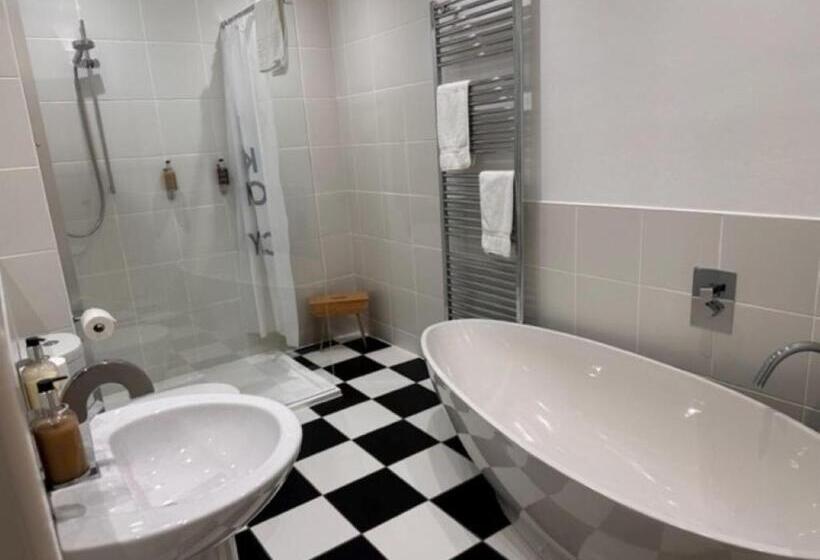 مبيت وإفطار Walltree House