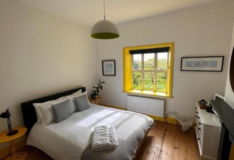 مبيت وإفطار Walltree House