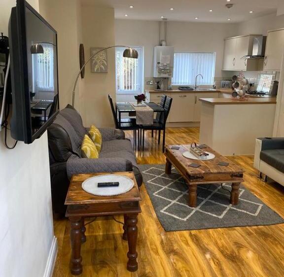 پانسیون Parliament