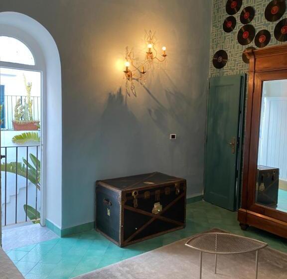 تختخواب و صبحانه Suites Edivino Design Capri