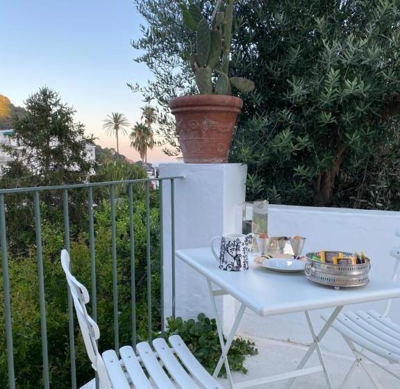 تختخواب و صبحانه Suites Edivino Design Capri