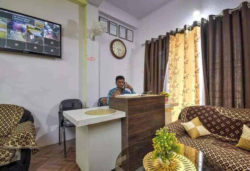 هتل Oyo 61045 Maharaja Inn