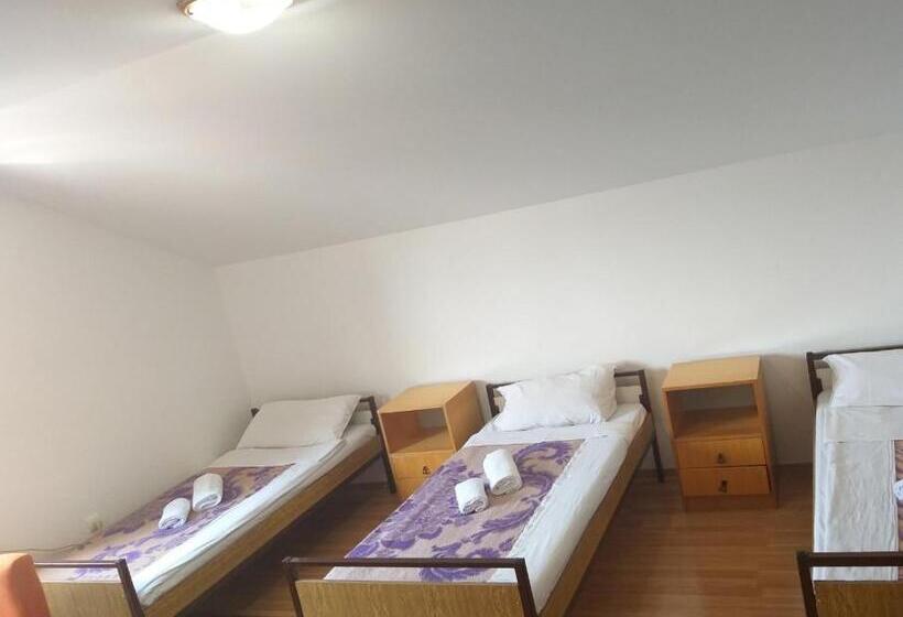 펜션 Hostel Vera   Airport Podgorica