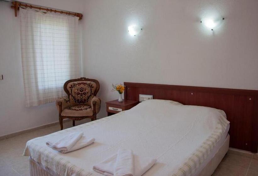 هاستل Makri Otel