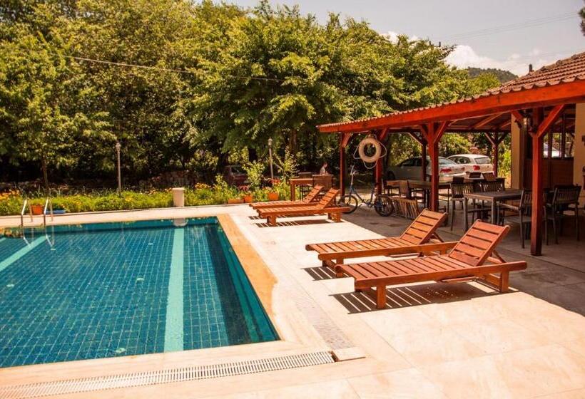 هاستل Makri Otel