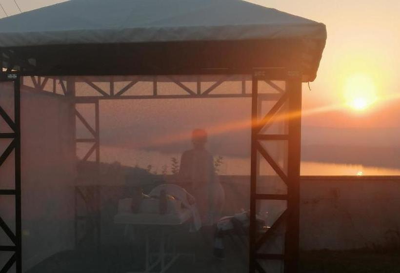 تختخواب و صبحانه Serendipity