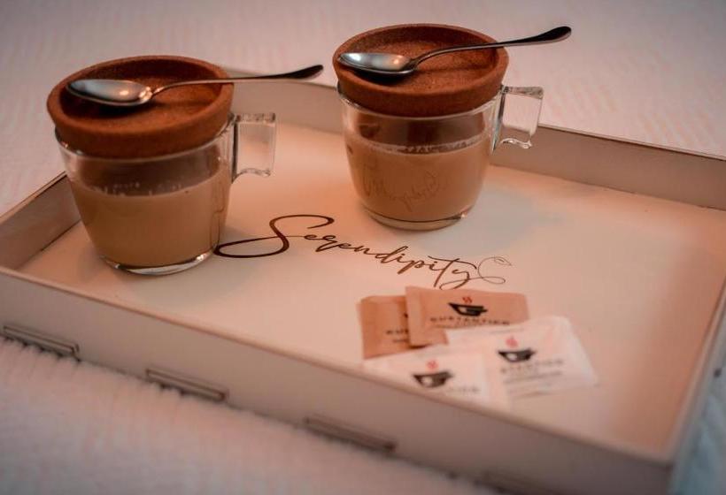 تختخواب و صبحانه Serendipity