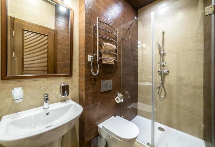 هاستل Petrani Nivki