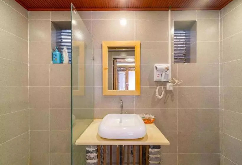 Majatalo Lewo Guest House