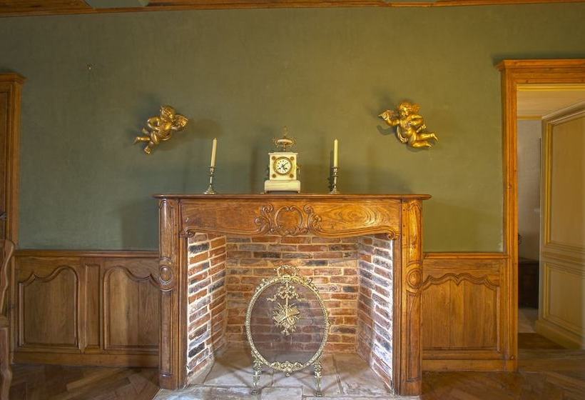 Le Château De Monceaux