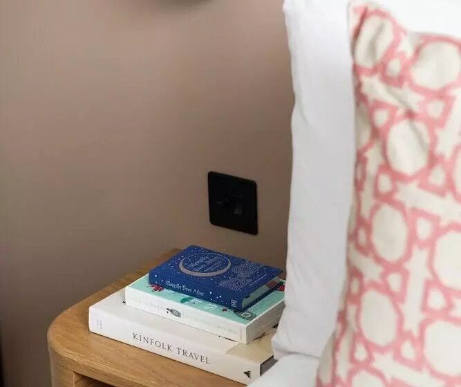 Inhabit Queen S Gardens, A Member Of Design Hotels