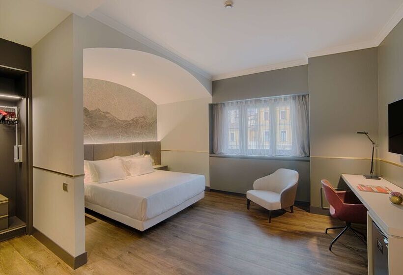 Отель NH Collection Porta Nuova