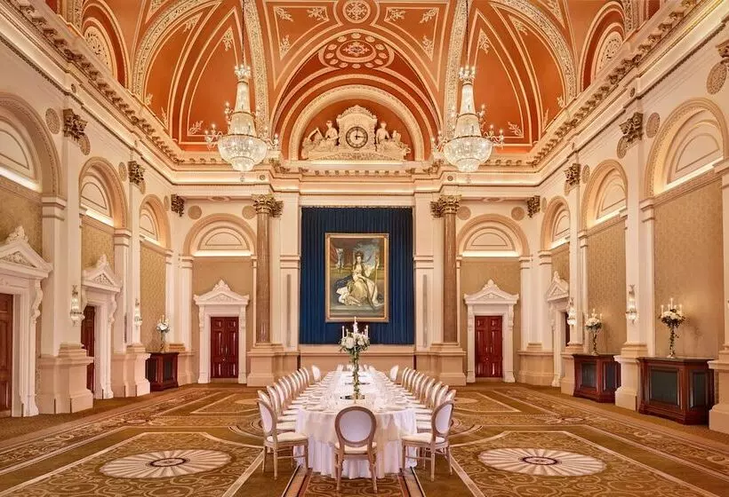 The College Green Dublin Hotel, Autograph Collection