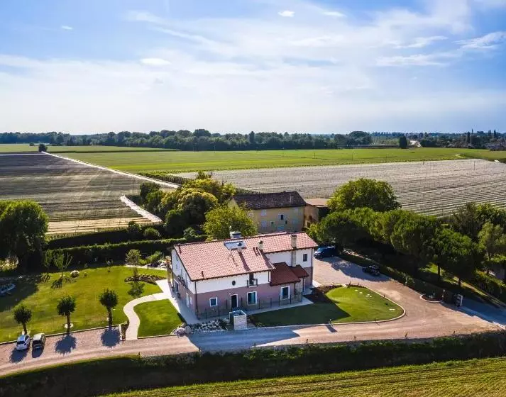 Hotelli Agriturismo Casale Ai Prati