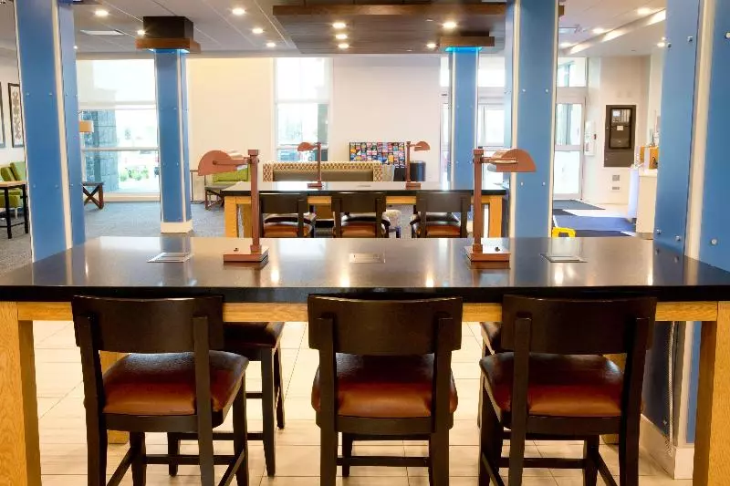ホテル Holiday Inn Express & Suites   Edmonton Sw – Windermere, An Ihg