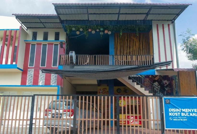 هتل Oyo Life 3124 D  Moonz Kost And Cafe