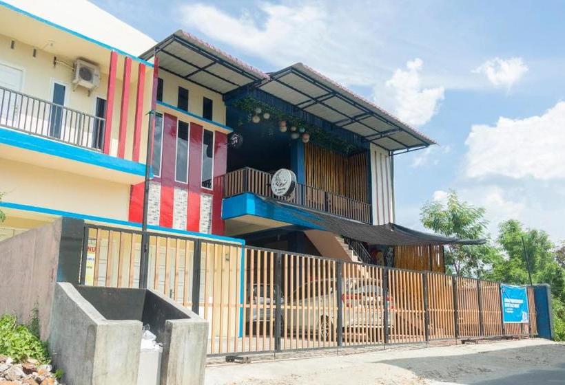 هتل Oyo Life 3124 D  Moonz Kost And Cafe