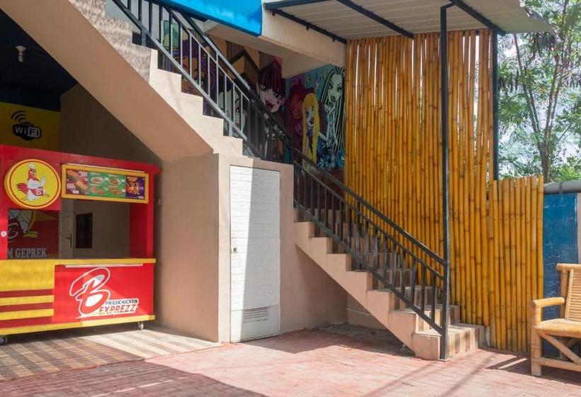 هتل Oyo Life 3124 D  Moonz Kost And Cafe