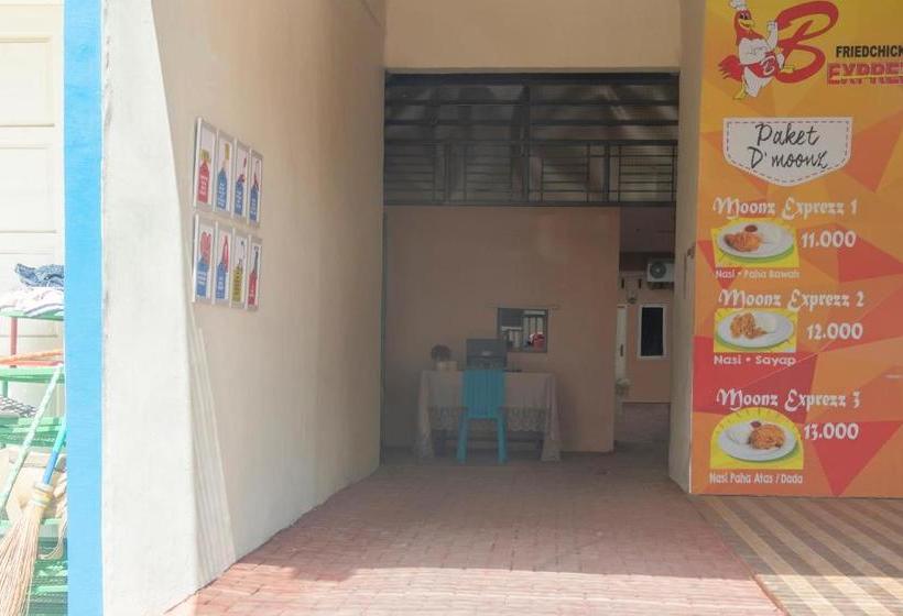 هتل Oyo Life 3124 D  Moonz Kost And Cafe