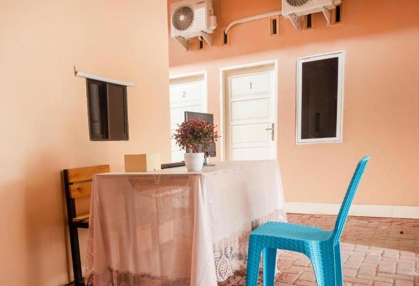 هتل Oyo Life 3124 D  Moonz Kost And Cafe