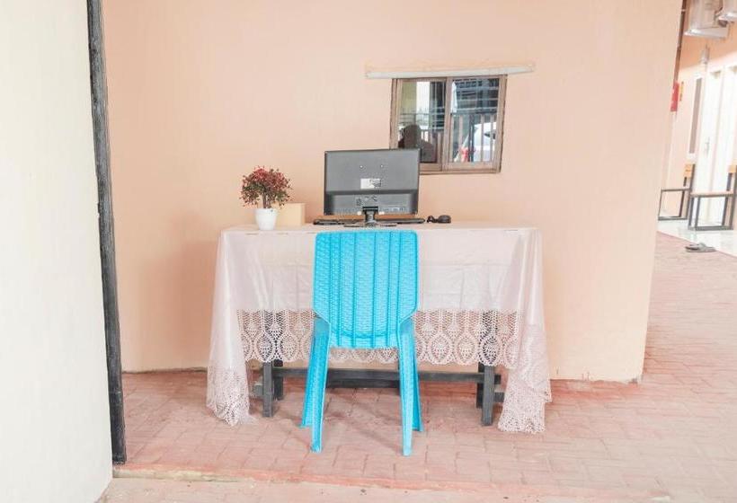 هتل Oyo Life 3124 D  Moonz Kost And Cafe