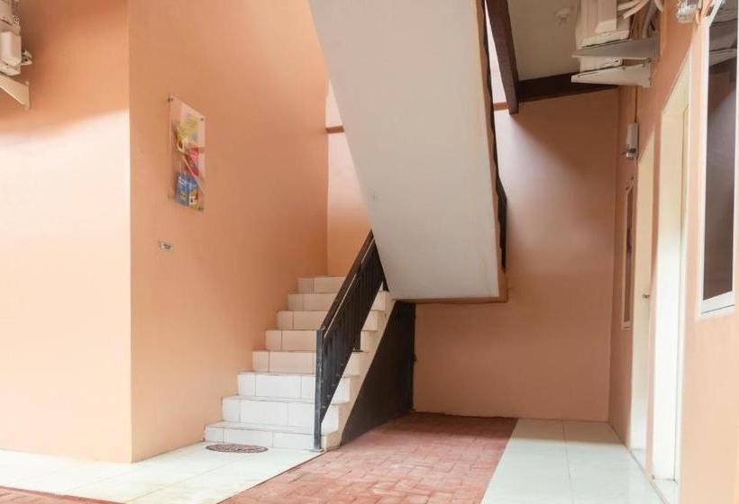 هتل Oyo Life 3124 D  Moonz Kost And Cafe