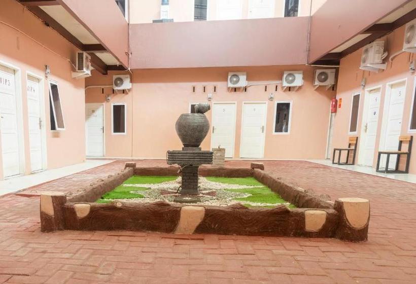 هتل Oyo Life 3124 D  Moonz Kost And Cafe