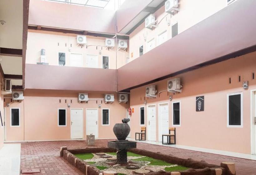 هتل Oyo Life 3124 D  Moonz Kost And Cafe