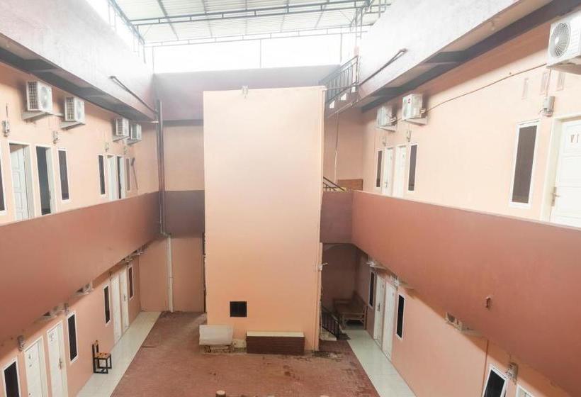 هتل Oyo Life 3124 D  Moonz Kost And Cafe