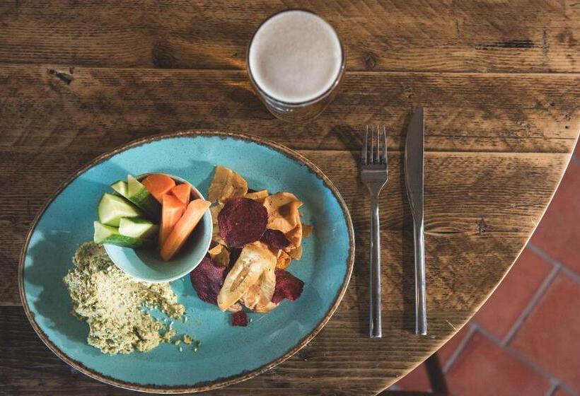 הוסטל Rock Point Inn