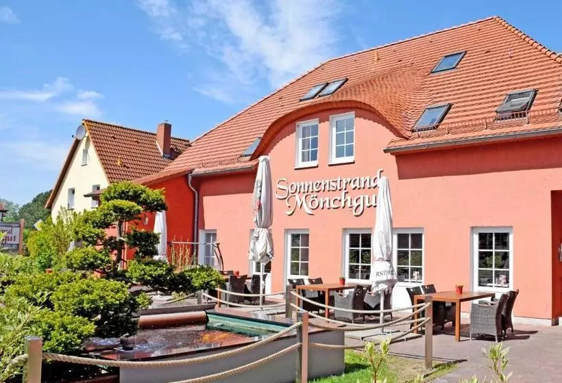 Hotelli Ferienwohnungen Moenchgut Und Ruegen