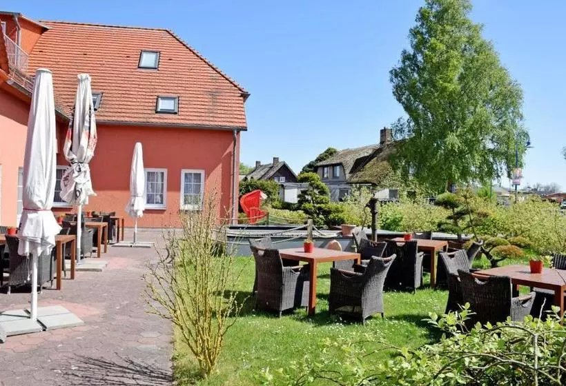Hotelli Ferienwohnungen Moenchgut Und Ruegen