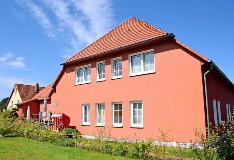 Hotelli Ferienwohnungen Moenchgut Und Ruegen